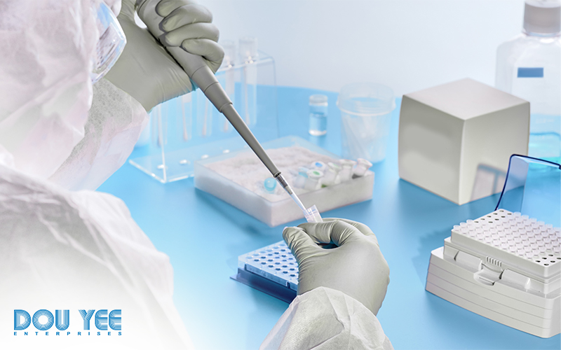 Nhà dịch tễ học mặc đồ bảo hộ, đeo khẩu trang và kính làm việc với tăm bông